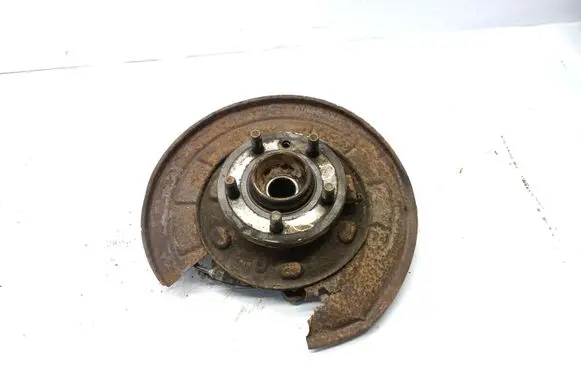 Land Rover Discovery 3 - LR3 Rear wheel hub