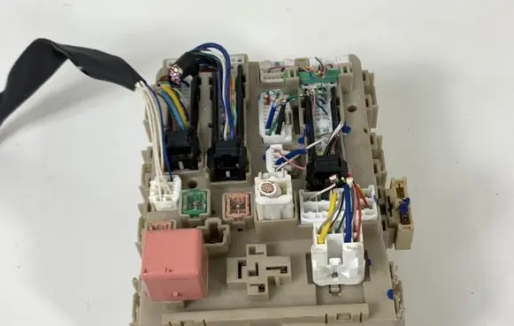 Toyota Avensis T270 Fuse module 8273005C80 391013B18