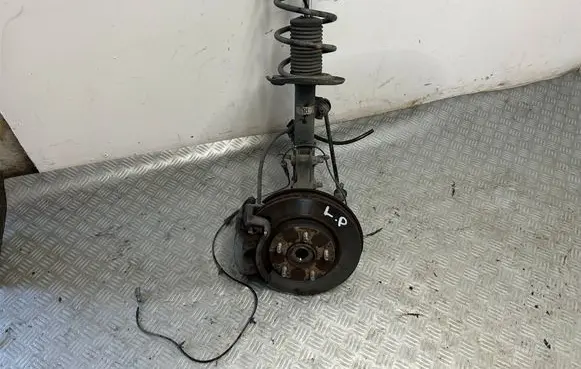 Nissan Juke I F15 Front wheel hub spindle knuckle