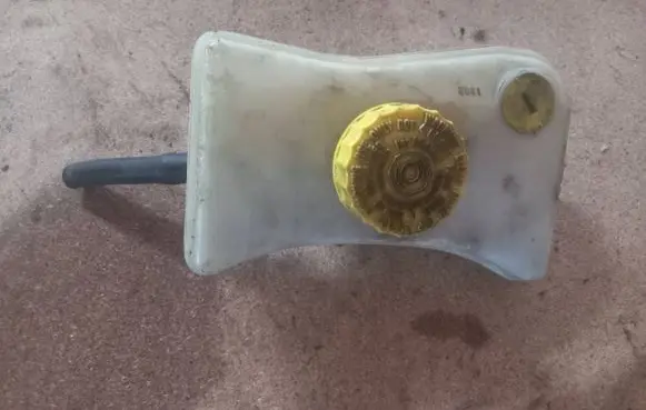 Audi A6 S6 C5 4B Brake fluid reservoir 32067009
