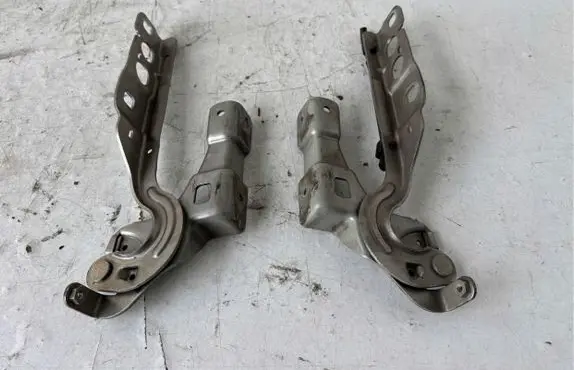 Citroen C4 II Engine bonnet/hood hinges C4B7