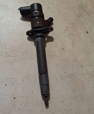 Volvo S60 Fuel injector 8658352