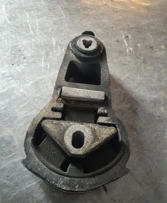 Ford Explorer Engine mount bracket DB536P082AB