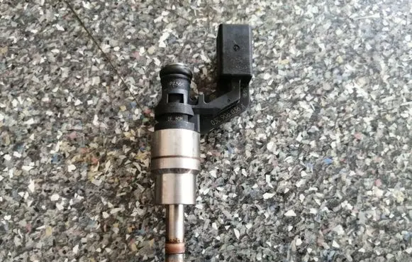 Volkswagen Touran I Fuel injectors set 03C906036A 0261500016