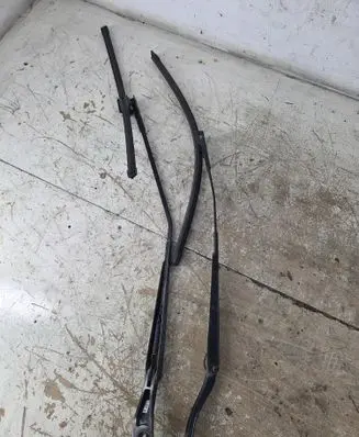 Mazda 3 I Front wiper blade arm