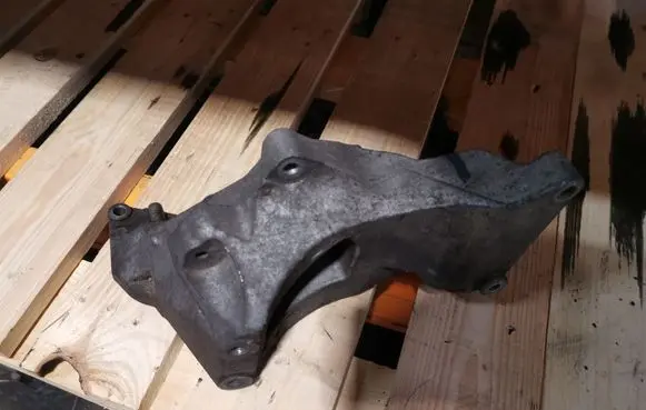 Land Rover Range Rover Sport L320 Engine mounting bracket