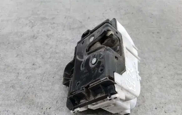 Volkswagen Polo III 6N 6N2 6NF Front door lock 6N1837015D