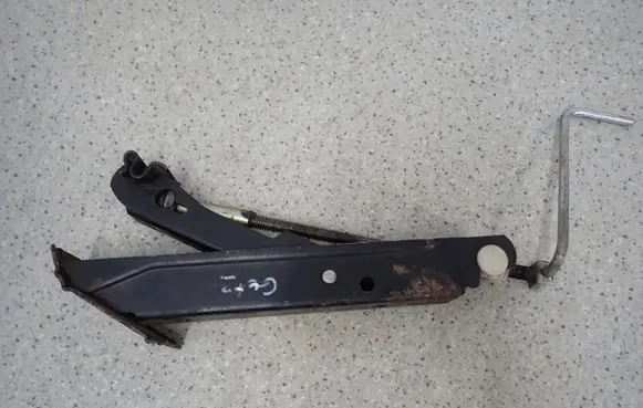 Hyundai Getz Spare wheel mounting bracket