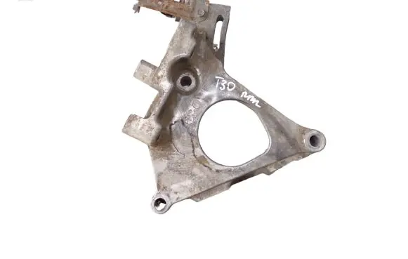 Nissan X-Trail T30 Engine mounting bracket