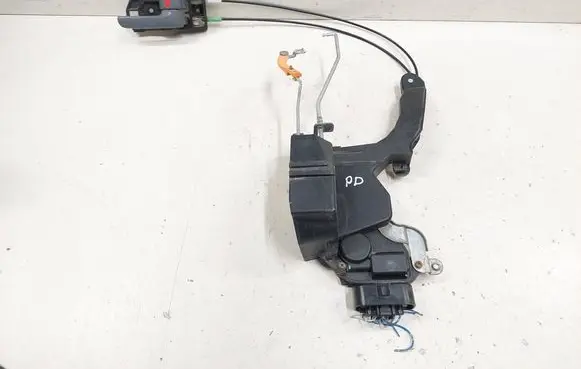 Toyota RAV 4 (XA20) Front door lock