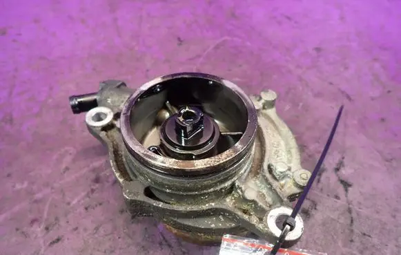BMW X3 E83 Vacuum pump 72817601b