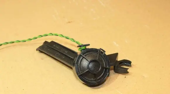Front door high frequency speaker