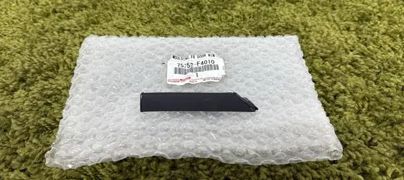 Toyota C-HR I Front door glass trim molding 75752-f4010