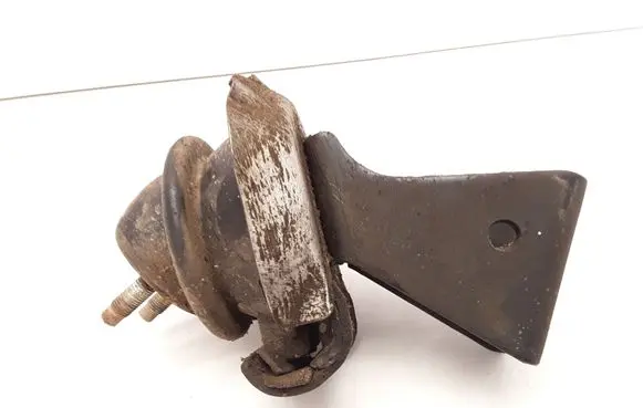Nissan Pathfinder R50 Engine mount bracket