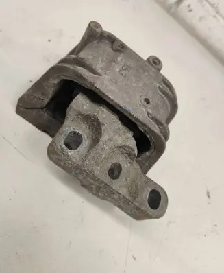 Skoda Octavia Mk2 (1Z) Engine mount bracket
