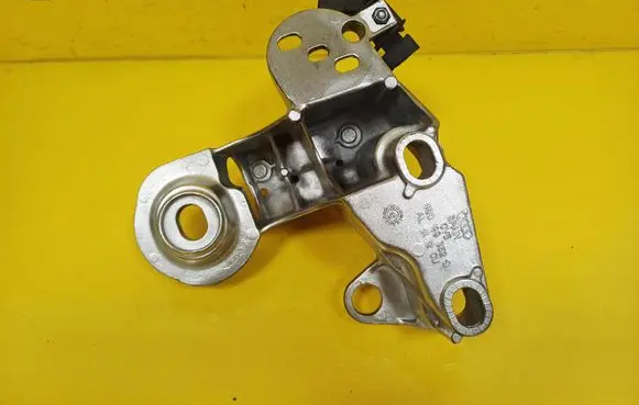 Volkswagen PASSAT B5.5 Engine mounting bracket 4B0199352B