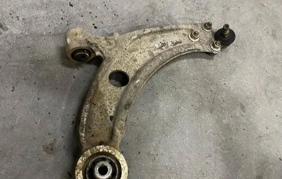 Peugeot 308 Front control arm 9675970880
