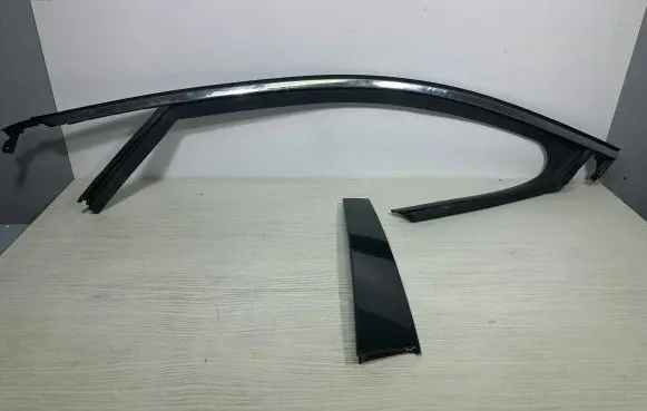 Front door glass trim molding