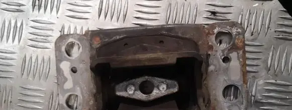 Ford Mondeo MK IV Engine mount bracket
