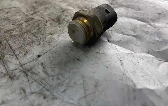 Volkswagen Golf IV Coolant temperature sensor 