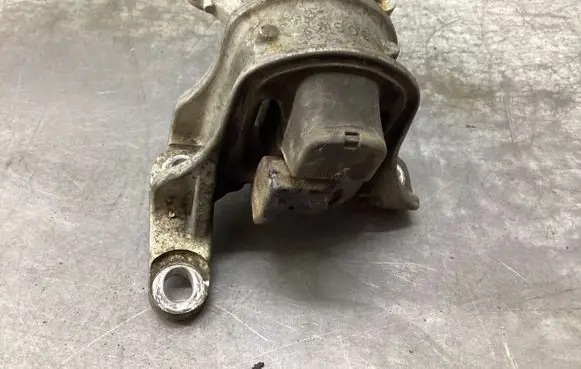 Honda CR-V Engine mount bracket 52SWY