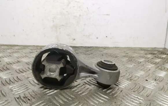 Nissan X-Trail T32 Engine mount bracket