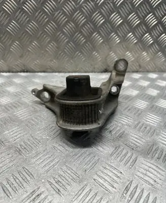 Honda CR-V Engine mount bracket