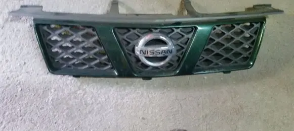 Nissan X-Trail T30 Front bumper upper radiator grill