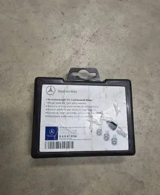 Mercedes-Benz GL X164 Anti-theft wheel nuts and lock B66470156