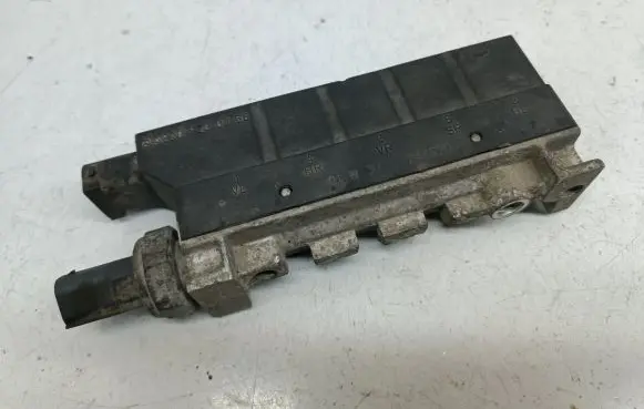 Mercedes-Benz S W220 Air suspension valve block A2203200258 2203200258