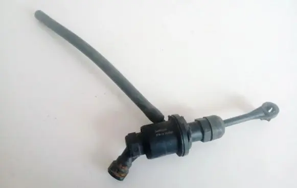 Nissan Note (E11) Clutch master cylinder 306101u600