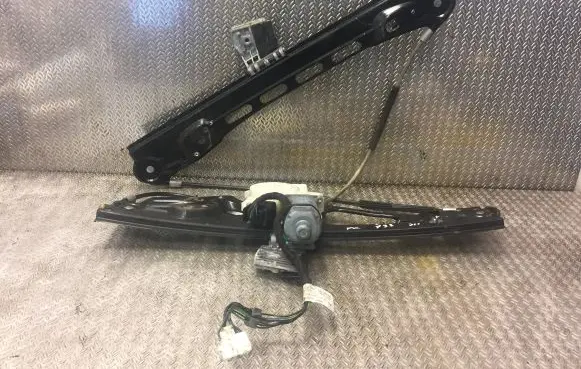 Mercedes-Benz E W211 Front door electric window regulator 2117200146 A2117200146
