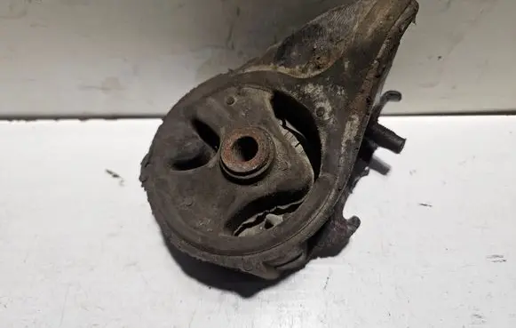 Honda Civic Engine mount bracket