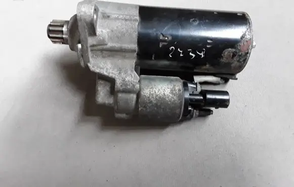 Volkswagen Tiguan Starter motor 02E911024