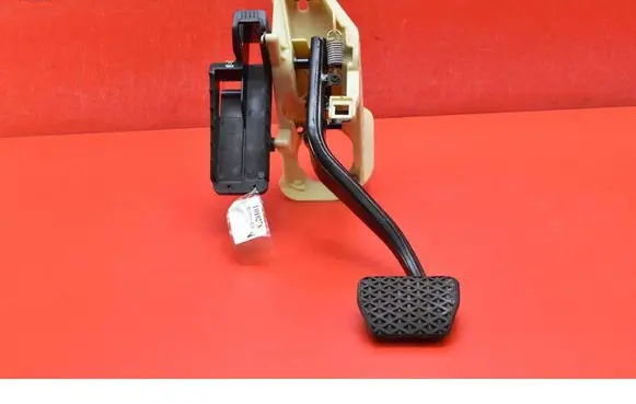 Accelerator throttle pedal
