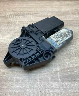 Volkswagen Golf IV Front door window regulator motor F005S00047