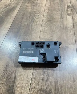 Mercedes-Benz E W211 Door control unit/module 2118201585 8357218