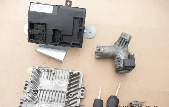 Ford Fiesta Engine control unit/module 5WS40584BT J38AC 8V2112A650EB