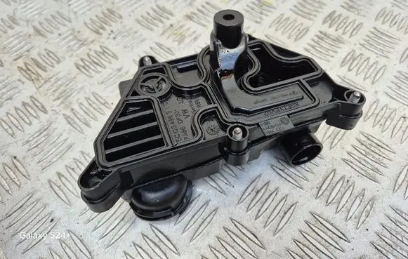 Volkswagen Polo VI Oil breather separator 05C103495B