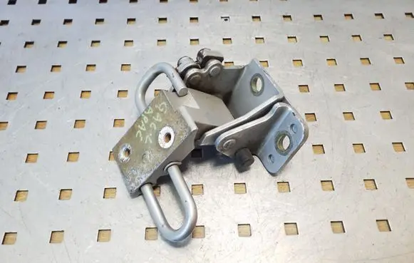 Audi A4 S4 B7 8E 8H Rear door lower hinge 8E0833411