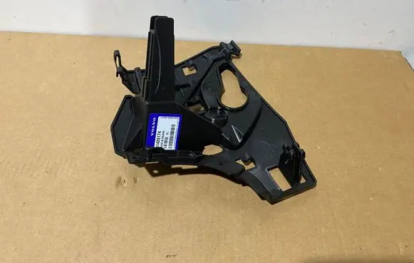 Volvo XC60 Front bumper mounting bracket 31425174