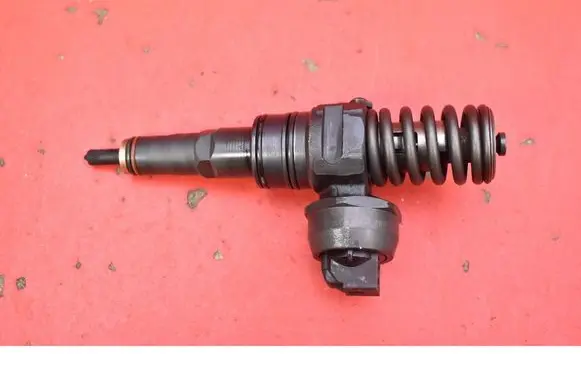Volkswagen Golf IV Fuel injector 038130073AG