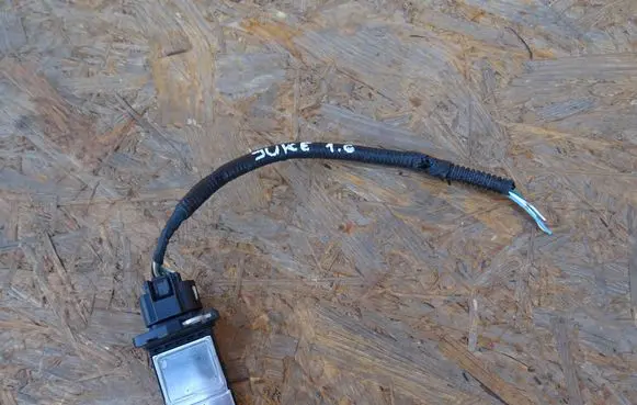 Nissan Juke I F15 Mass air flow meter 226807S00B