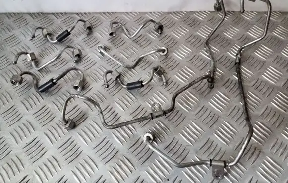 Infiniti EX Fuel injector supply line/pipe 
