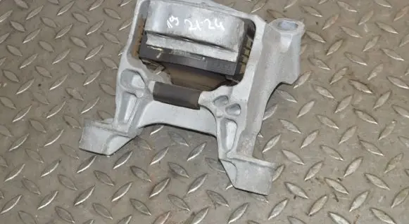 Mazda 6 Engine mount bracket