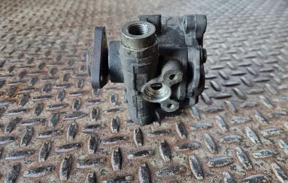 Volkswagen PASSAT B5.5 Power steering pump 8D0145177Q