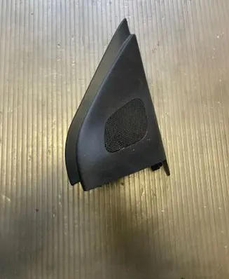 Front door high frequency speaker