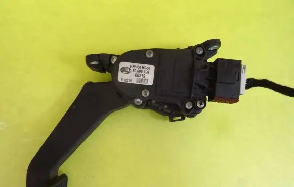 Alfa Romeo 159 Accelerator throttle pedal 60695128