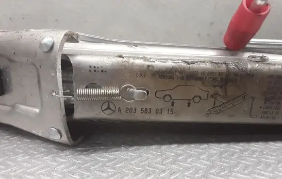 Mercedes-Benz C AMG W203 Lift Jack 