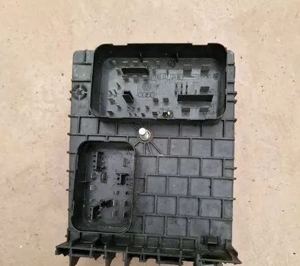 Audi A3 S3 8P Fuse module 1K0937124K 014189861